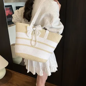 Grande borsa tote in paglia a righe con fiocco bianco e ciondolo di perle per le vacanze