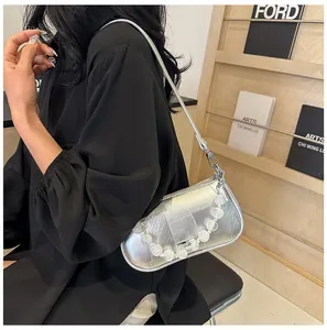 Borsa a tracolla argento metallizzato con catena di perle e cinturino in pelle