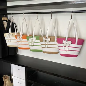 Grandi borse tote in paglia a righe in cinque colori con manici bianchi e fiocchi perle