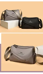 Vue détaillée du sac bandoulière en nylon avec poches multiples et logo en métal poli