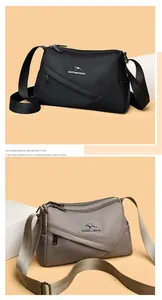 Détails des compartiments à fermetures éclair sur sacs bandoulière en nylon beige