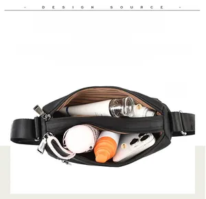 Vue intérieure du sac en nylon noir montrant le compartiment principal et le rangement spacieux