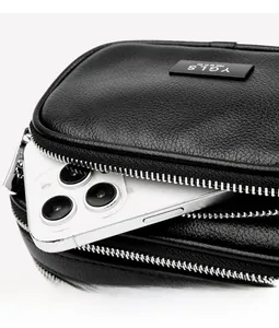 Detailansicht der schwarzen Handtasche mit Litschi-Lederstruktur und Silberreißverschluss