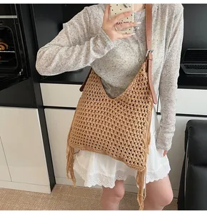 Detail der handgewebten Boho-Tasche mit Fransen und verstellbarem Lederriemen aus Handarbeit