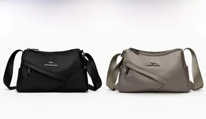 Détails du tissu mat et logo kangourou sur les sacs noir et kaki de haute qualité