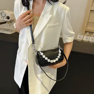 Borsa a tracolla quadrata minimalista in pelle nera con dettaglio catena di perle