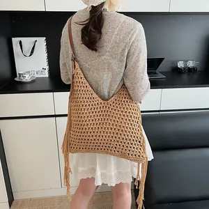 Handgefertigte gewebte Totebag mit Fransenquasten und braunen Leder-Schultergurten