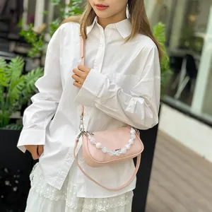 Borsa a tracolla quadrata rosa chiaro con grande catena di perle e cinturino in pelle