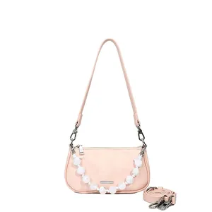 Piccola borsa a tracolla rosa con catena di perle e tracolla rimovibile in pelle