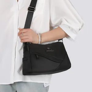 Sac bandoulière femme classique en nylon noir avec logo métallique de kangourou argenté