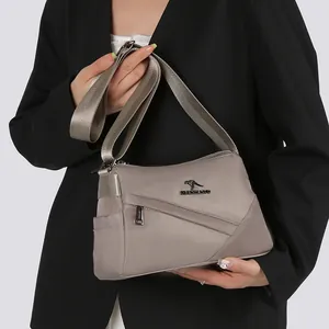 Sac polochon minimaliste kaki pour le travail avec logo kangourou en métal et sangle en tissu