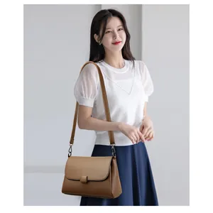 Elegante khakifarbene Umhängetasche aus Leder mit quadratischer Schnalle für Damen