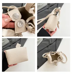 Detailansicht der Mini-Eimertasche mit Litschi-Struktur und Magnetverschluss