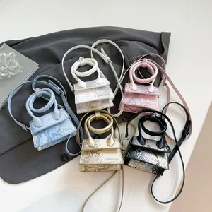 Mini-Handtaschen in Schlangenhaut-Optik mit runden Griffen in fünf Pastellfarben