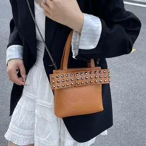 Sac à main marron à grain litchi avec rivets et bandoulière chaîne en vue de style urbain