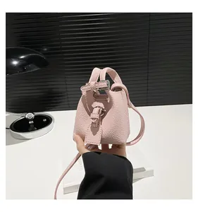 Micro-Eimerbeutel aus rosa Leder mit Litschi-Maserung, Zierschnalle und Umhängeriemen