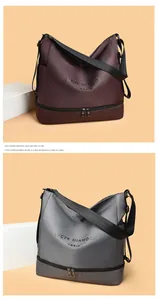 Dettaglio delle borse tote in tessuto oxford con scomparto inferiore con zip e tasche