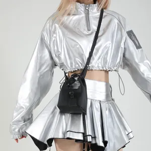 Schwarze Mini-Umhängetasche in Eimerform mit Litschi-Struktur und silbernem Outfit
