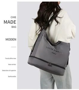 Dettaglio borsa shopper grigia in Oxford con scomparto scarpe e tracolla larga