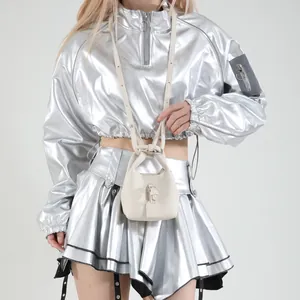Beigefarbene Beuteltasche mit litchi-struktur und verstellbarem Riemen am Model