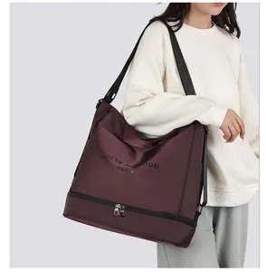 Dettaglio della borsa tote in tessuto Oxford viola con scomparto inferiore con zip