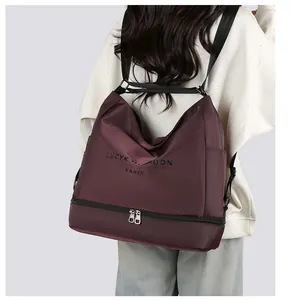 Dettaglio della borsa tote in nylon impermeabile con scomparto per scarpe