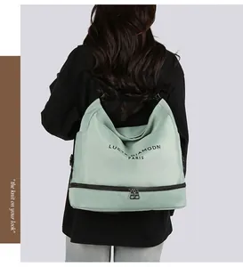 Dettaglio della borsa Oxford verde menta con scomparto inferiore separato per scarpe