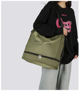 Dettaglio borsa in nylon impermeabile verde oliva con scomparto scarpe e chiusura lampo
