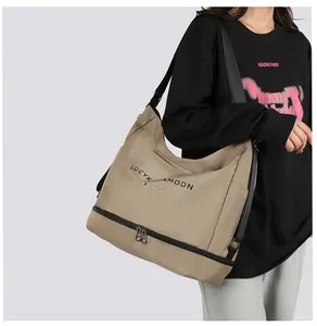 Dettaglio della borsa tote in tessuto Oxford kaki con pratico scomparto inferiore a doppia zip