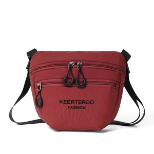 Sac bandoulière en nylon rouge foncé avec double fermeture éclair et sangle logo mode