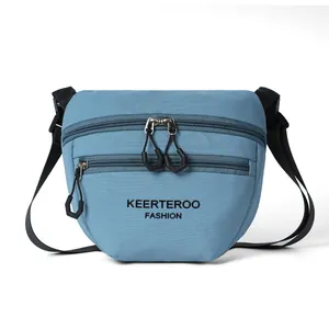 Sac bandoulière en nylon bleu avec double fermeture éclair et sangle réglable