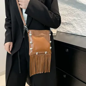 Καφέ τσάντα χιαστί από δέρμα PU με ασημένια τρουκς και μακριά κρόσσια λεπτομέρεια