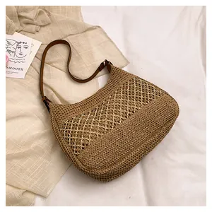Dettaglio della trama in paglia marrone scuro e del cinturino in pelle della borsa estiva