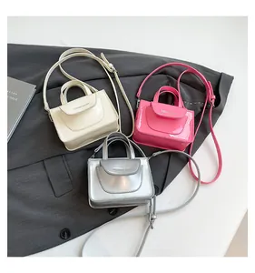 Drei Mini-Handtaschen aus Lackleder in Beige, Rosa und Silber mit Tragegriff