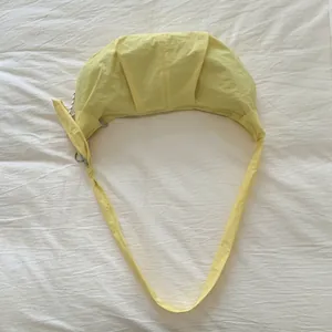 Detailansicht der hellgelben Nylon-Tasche mit Reißverschluss und breitem Schultergurt