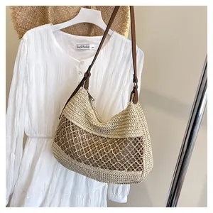 Dettaglio della trama a rombi traforata su una borsa a spalla in paglia beige estiva