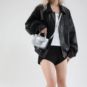 Metallisch silberne Mini-Umhängetasche kombiniert mit schwarzer Kunstlederjacke Damen