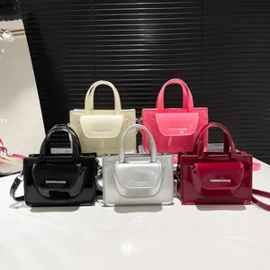 Glänzende Mini-Umhängetaschen aus Lackleder in fünf Farben mit Griffen und Logo