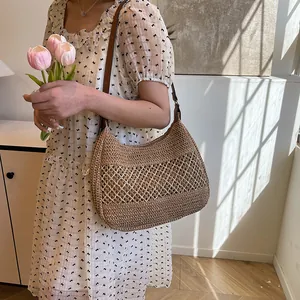 Borsa tote in paglia marrone con design a rete a diamante e tracolla in pelle chic