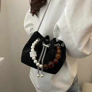 Bolso tipo cubo negro a la moda con asas de perlas y ámbar y correa de cadena metálica