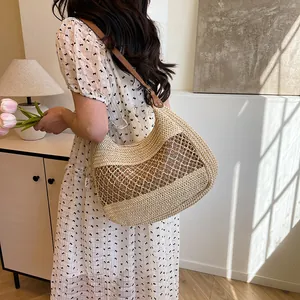 Borsa tote in paglia fatta a mano con design traforato e tracolla in pelle per la spiaggia estiva