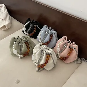 Bolso tipo cubo con cordón en cinco colores con cadenas de perlas y cuentas de ámbar