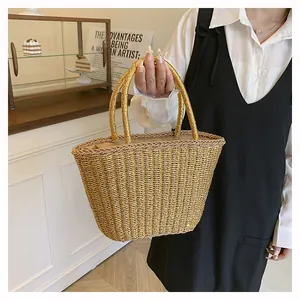 Détails du sac panier tressé doré avec poignée circulaire pour les vacances de plage