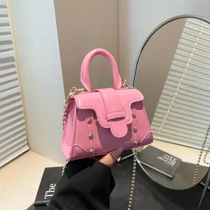 Damen Mini Quadratische Tasche PU-Leder Nieten Goldene Kette Handtasche Mode Trendige Umhängetasche Für Den Täglichen Arbeitsweg