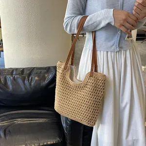 Ψάθινη τσάντα tote με καφέ δερμάτινες λαβές και διχτυωτό σχέδιο για καλοκαιρινές διακοπές