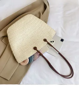 Vue détaillée du sac cabas en paille tressée montrant sa grande capacité de rangement