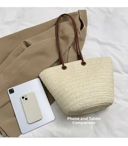 Comparaison de taille du sac cabas en paille avec tablette et téléphone pour le quotidien