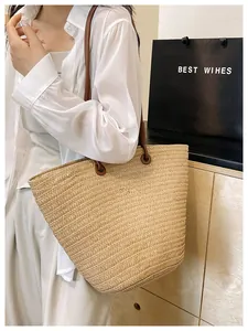 Détails de la texture tressée et bandoulière en similicuir sur ce sac cabas beige