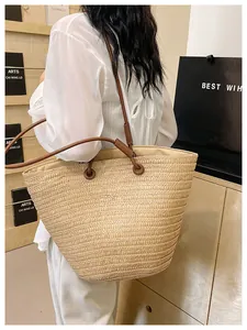 Détail du tissage naturel du sac cabas avec bandoulières en cuir marron de qualité
