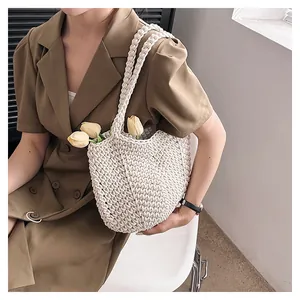 Détail d'un sac à bandoulière en crochet ivoire fait main avec motif texturé à gros points